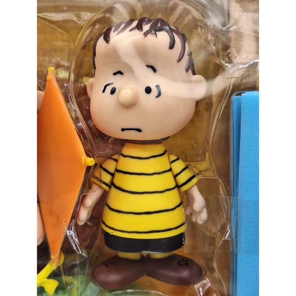 40)Peanuts Characters; PEPPERMINT PATTY, CHARLIE BROWN, AND LINUS 5in Figurines. - Picture 4 of 9